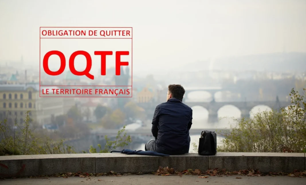 Un Marocain sous OQTF arrêté à Saint-Étienne ivre et dénudé Homme assis regardant la ville avec panneau anti-immigration.