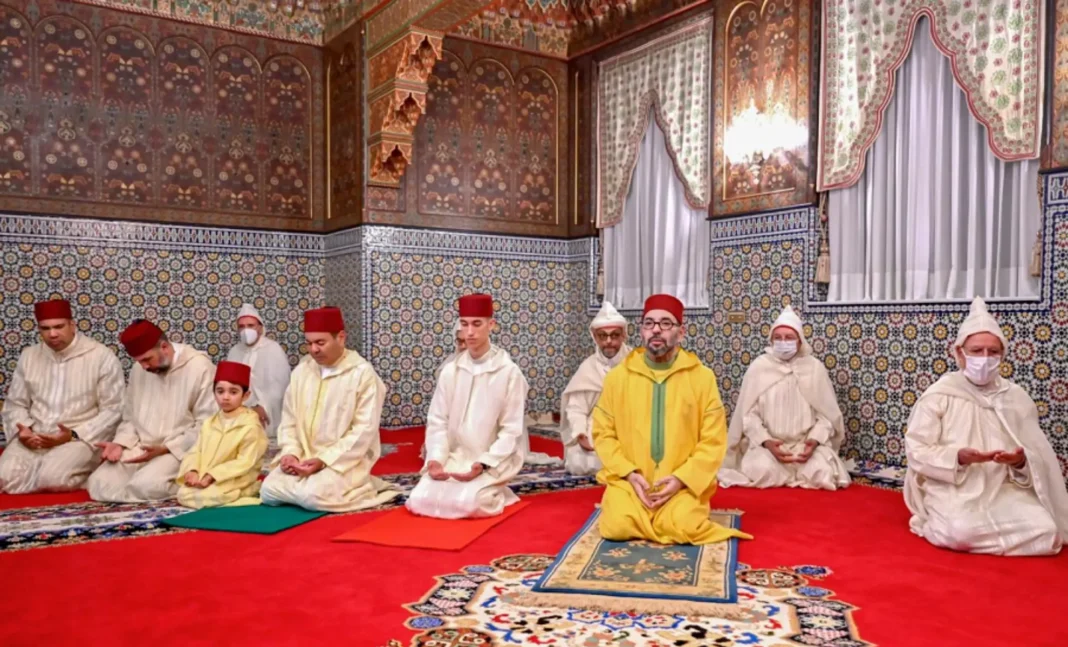 Maroc : Encore une prédiction troublante sur la santé du roi Mohammed VI (vidéo) Groupe de personnes en tenue traditionnelle lors d'une cérémonie religieuse au Maroc.