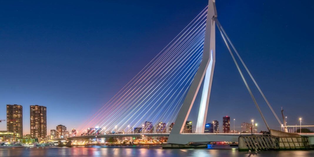 Rotterdam : L’Escapade citadine idéale en Europe pour un Week-end dynamique Pont Erasmus illuminé à Rotterdam avec skyline urbaine nocturne.