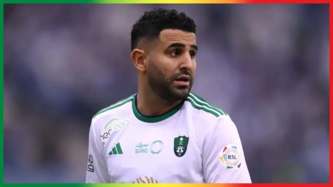 Riyad Mahrez en action lors d'un match Riyad Mahrez, joueur algérien, en pleine action sur le terrain.