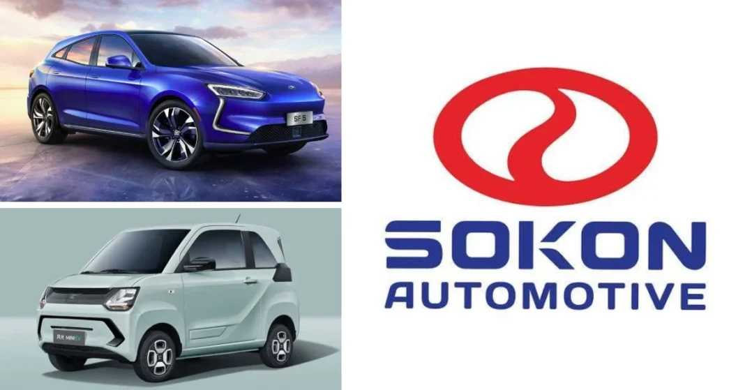 SOKON Algérie : l’importante mise en garde à ses clients Deux véhicules électriques SOKON, un SUV bleu et une petite voiture blanche.