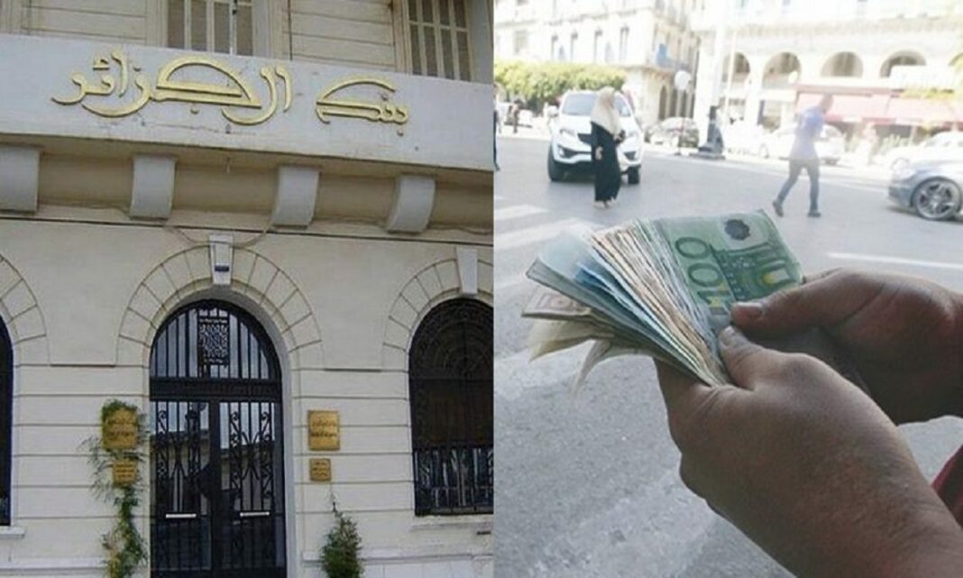 Banque d'Algérie avec des billets de banque en main.