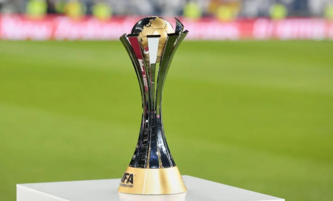FIFA : pas d’arbitres Algériens à la coupe du monde des clubs 2023, mais le Maroc est représenté Trophée de la Coupe du Monde des Clubs 2023 sur une table blanche.