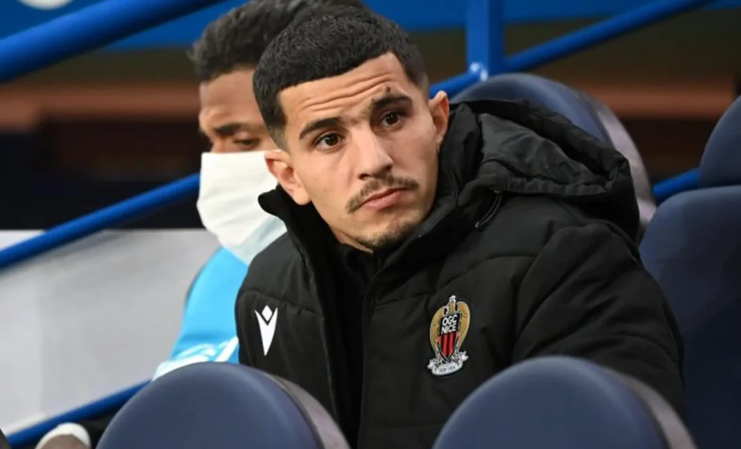 Youcef Atal lors d'un match Youcef Atal, joueur de l'OGC Nice, assis dans les tribunes.
