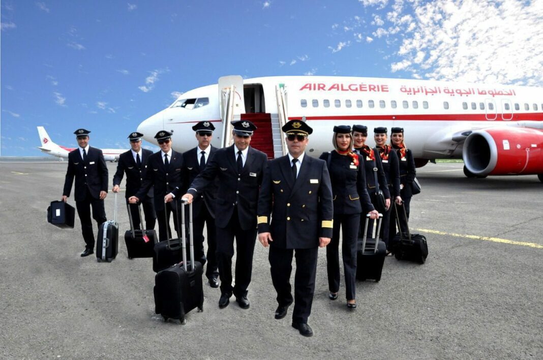 Air Algérie : Un recrutement d’excellence salué pour son engagement envers la Jeunesse Équipage d'Air Algérie en uniforme devant un avion.