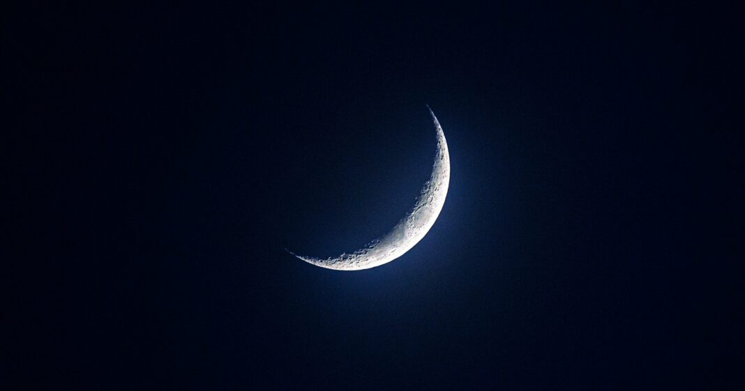 Lune croissante visible dans le ciel nocturne pour Ramadan 2024.