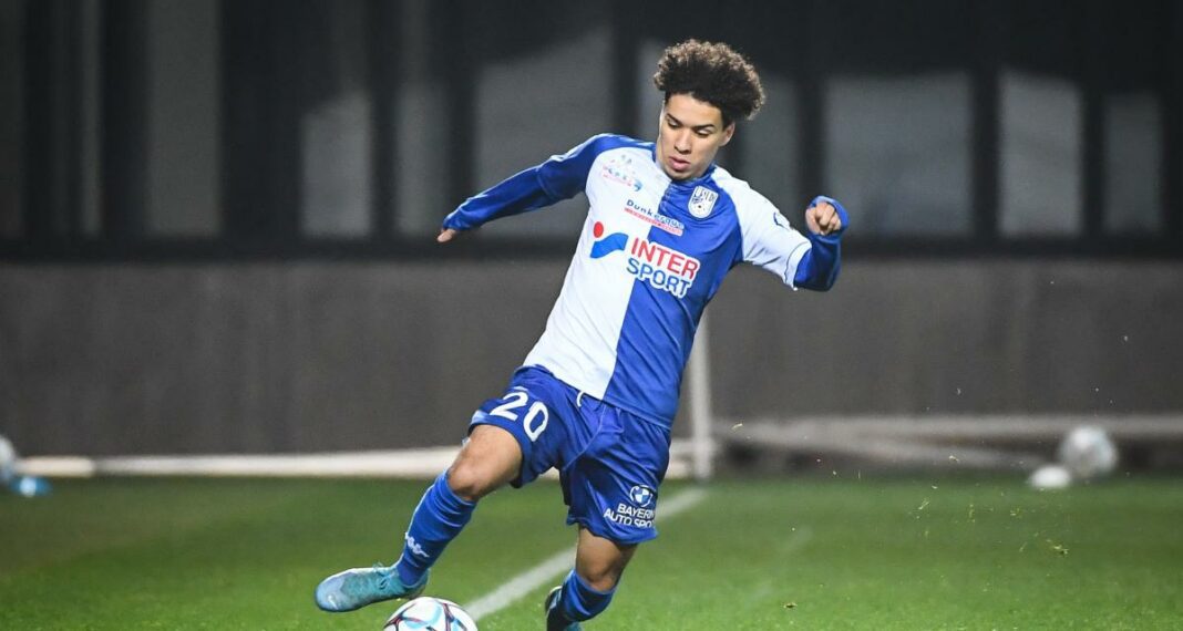 Ilan Kebbal en pleine action sur le terrain de football.