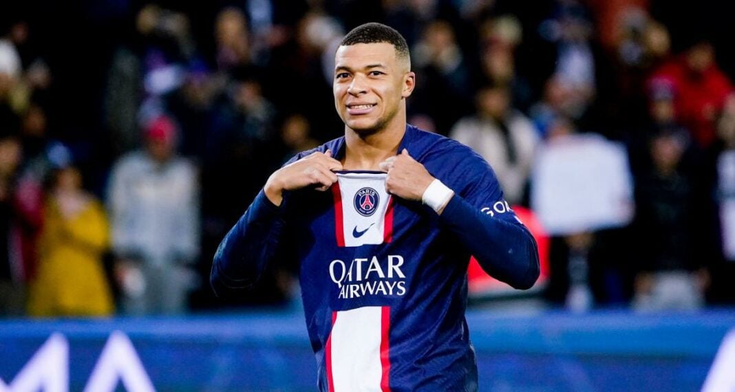 Kylian Mbappé : Le choc anticipé ! Kylian Mbappé en maillot du PSG, célébrant sur le terrain.