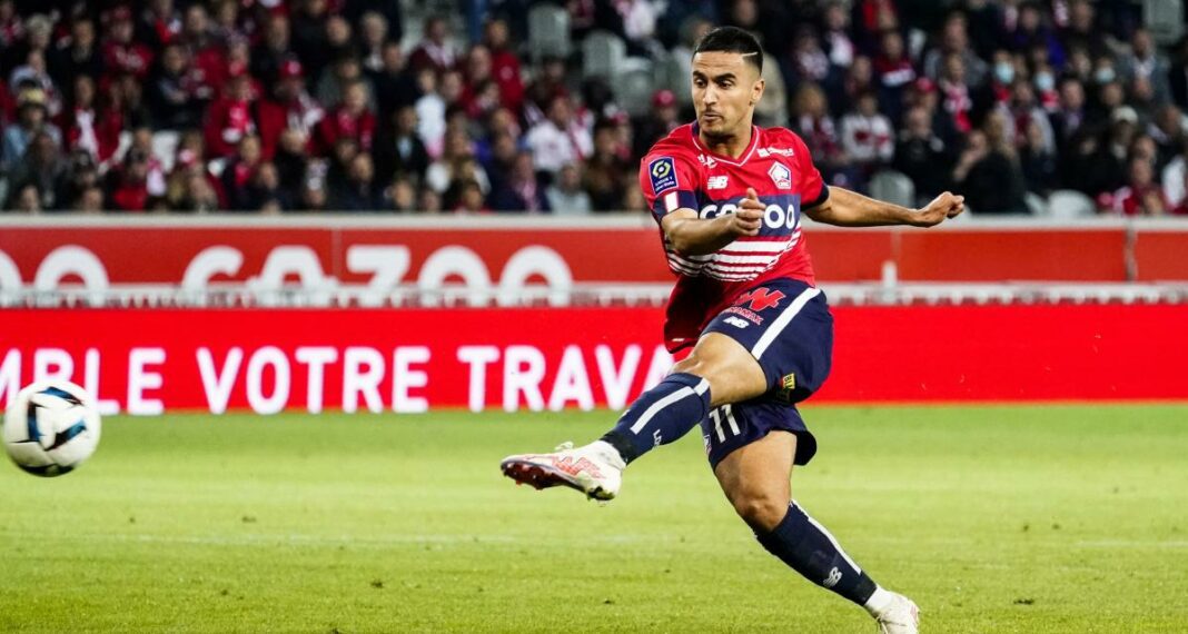 Adam Ounas en action lors d'un match Adam Ounas, joueur de football algérien, en pleine action sur le terrain.