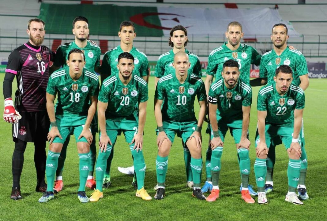 Défi Imminent pour l’Algérie à la CAN : La Mauritanie trace la voie, l’Algérie s’éternise Groupe de joueurs de football mauritaniens en tenue verte sur le terrain.