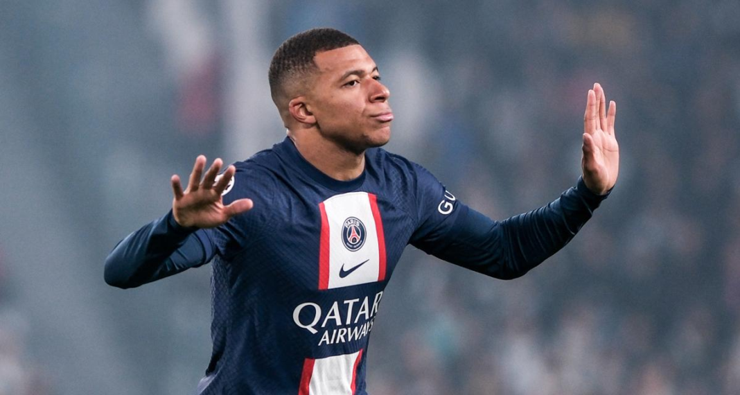 Kylian Mbappé frappe fort : « Je ne suis pas le maître du Jeu » – mise au point sans détour Kylian Mbappé célèbre lors d'un match de football avec le PSG.