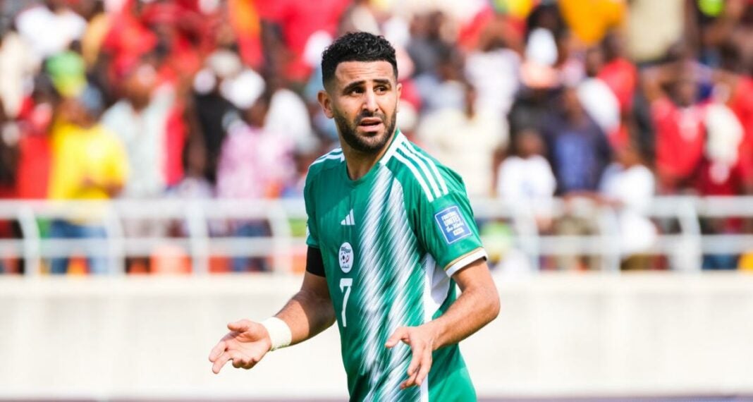 Révélation des finalistes du ballon d’Or Africain 2023 : Riyad Mahrez et Yassine Bounou écartés, Riyad Mahrez en action sur le terrain avec un public en arrière-plan.