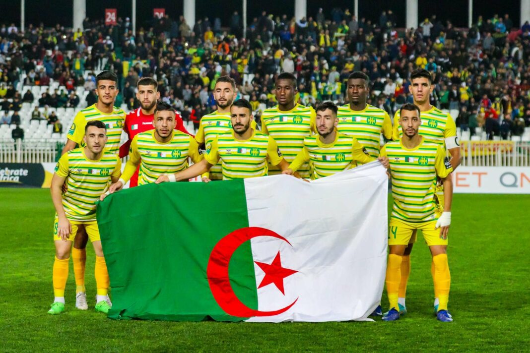 JS Kabylie vise plus haut : Préparation intensive pour affronter l’USM Khenchela L'équipe d'Algérie avec le drapeau national avant un match.