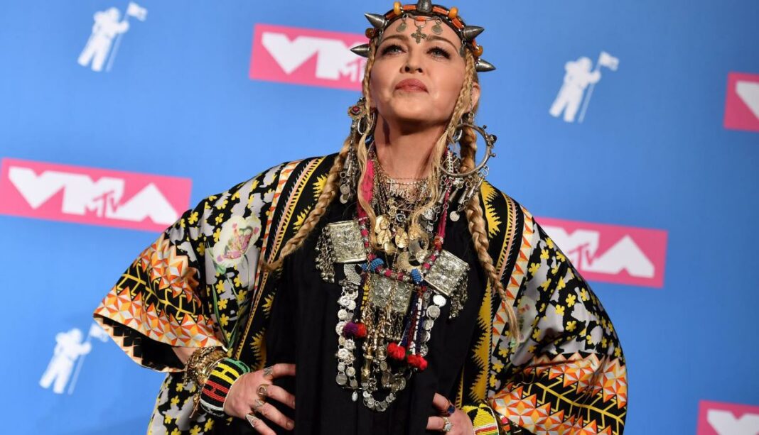 Découvrez l’éclat Mondial de la robe Algérienne : Madonna l’a Choisi, Vous devriez Aussi !! Madonna porte une robe algérienne traditionnelle avec bijoux et accessoires.