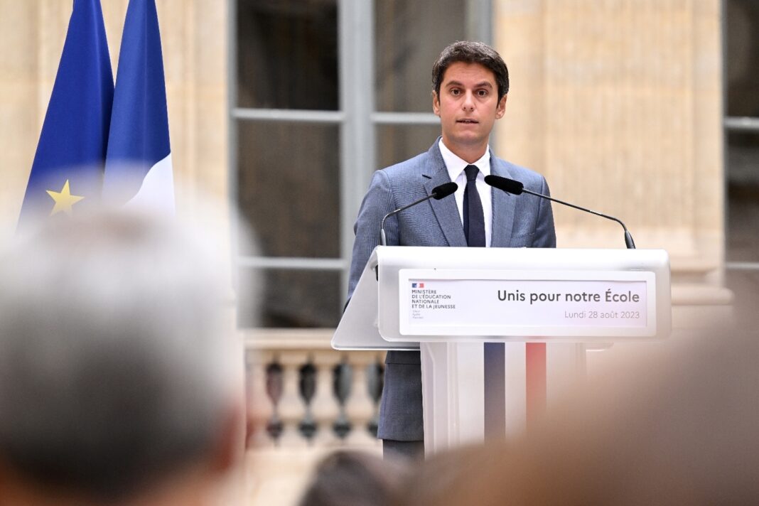 Éducation réinventée : Gabriel Attal bouleverse les normes pour un futur brillant Gabriel Attal parle lors d'une conférence sur l'éducation.