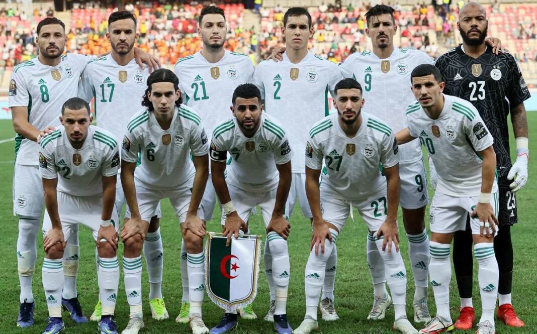 Équipe nationale d'Algérie de football Les joueurs de l'équipe d'Algérie en tenue officielle sur le terrain.