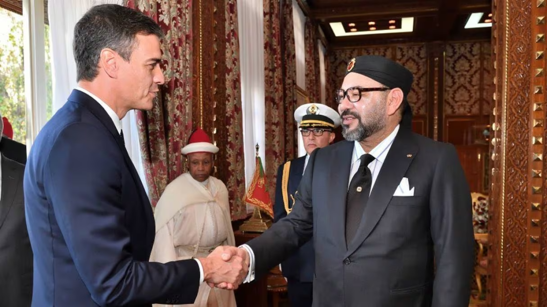 Sánchez fait une offre sensationnelle à Mohammed VI : Le ciel du Sahara en échange d’une réception royale Sánchez et Mohammed VI se serrent la main lors d'une réunion diplomatique.