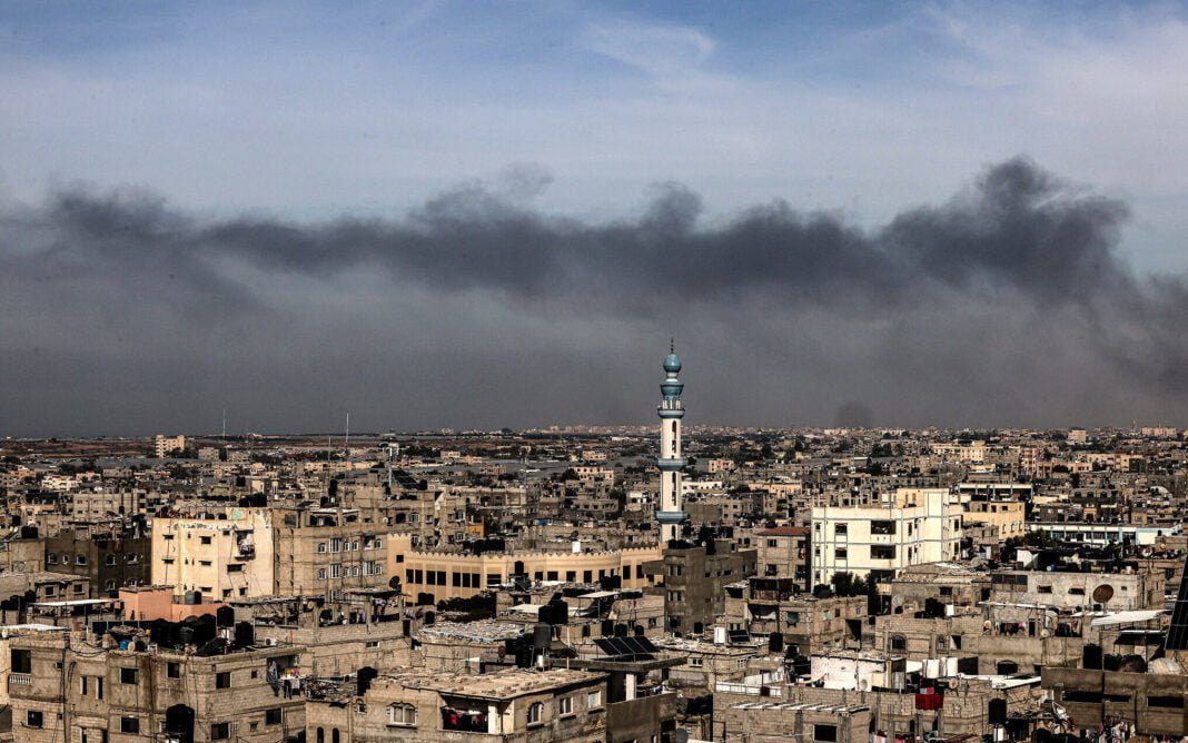 Proposition Saoudienne pour résoudre le conflit Israélo-Hamas : Exil des chefs du Hamas vers l’Algérie Ciel orageux sur une ville du Maghreb avec bâtiments et minaret en arrière-plan.