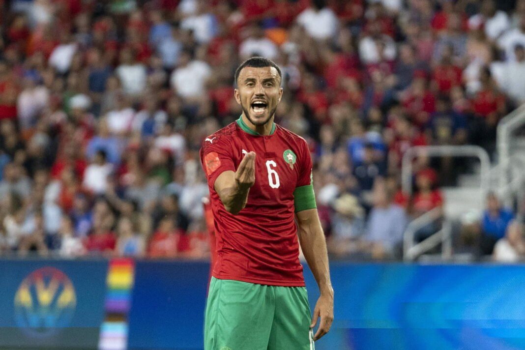 Maroc : La participation de Romain Saïss à la CAN 2023 en suspens Romain Saïss en action avec le maillot marocain lors de la CAN 2023.