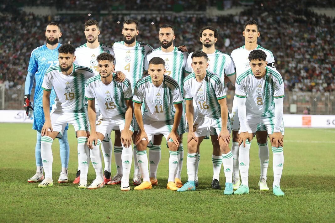 CAN 2023 : La FAF dévoile le lieu et la date du stage de préparation de l’Équipe d’Algérie Groupe de joueurs de l'équipe d'Algérie en tenue de match sur le terrain.