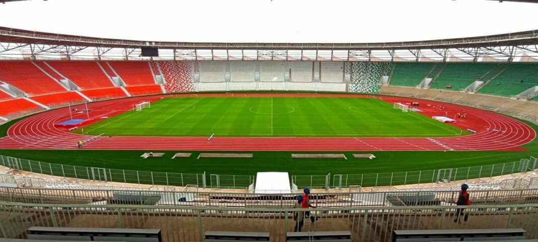 CAN 2023 : Fouad Smail dévoile un stade de la Paix de Bouaké étincelant, prêt à accueillir l’Algérie dans un tableau prometteur Stade de la Paix Bouaké prêt pour la CAN 2023 avec piste d'athlétisme et tribunes.