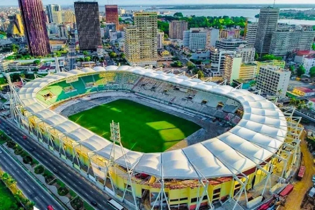 CAN 2023 : Les matches à ne pas Manquer ! Stade de football urbain avec vue aérienne sur la ville.