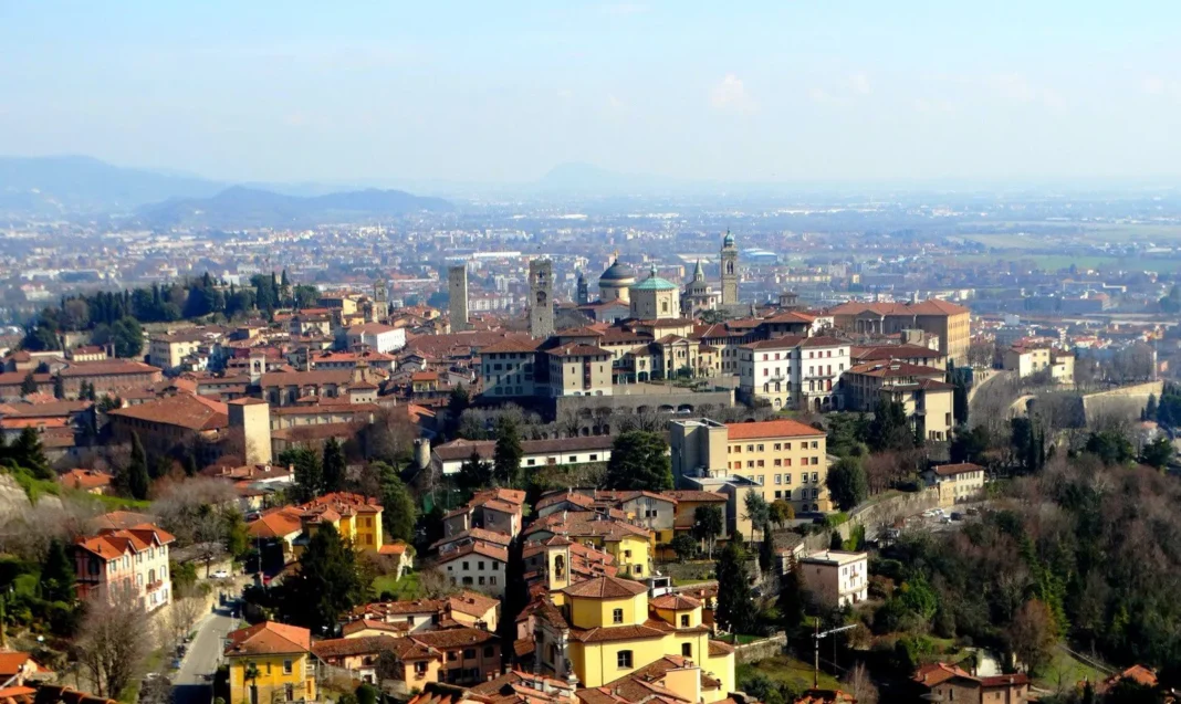 A la découverte de Bergame en Italie,une pure merveille ignorée des touristes Vue de Bergame avec ses bâtiments historiques et ses collines environnantes.