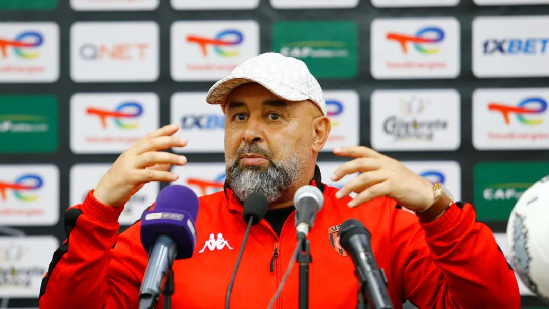 Benchikha, entraîneur algérien, lors des CAF Awards 2023.