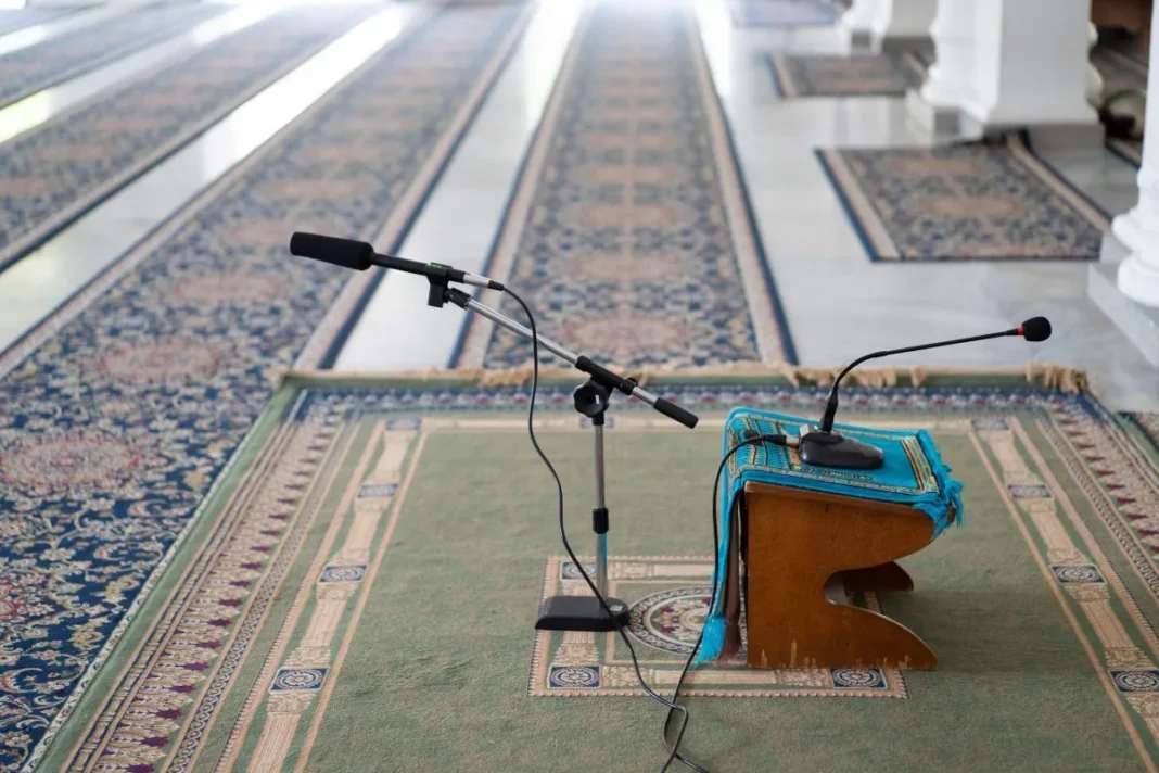 Profanation d’une mosquée en Cisjordanie : Nouveau comportement choquant de soldats Israéliens capturé en Vidéo Microphone et pupitre dans une mosquée, prêt pour la prière ou un discours.