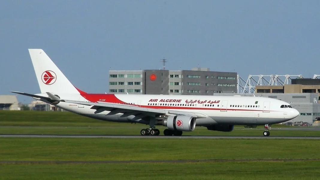 Bonne nouvelle! Air Algérie reprend ses vols en direction de l’aéroport de Madrid Avion Air Algérie en vol au sol, prêt à décoller ou atterrir.