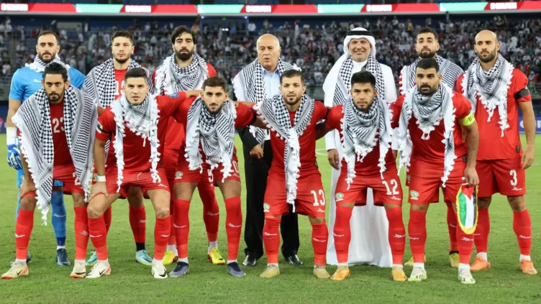 Match Algérie-Palestine : C’est pour ce mardi à 18h00 à Annaba Groupe de joueurs de football algériens en tenue rouge et foulards noirs et blancs.