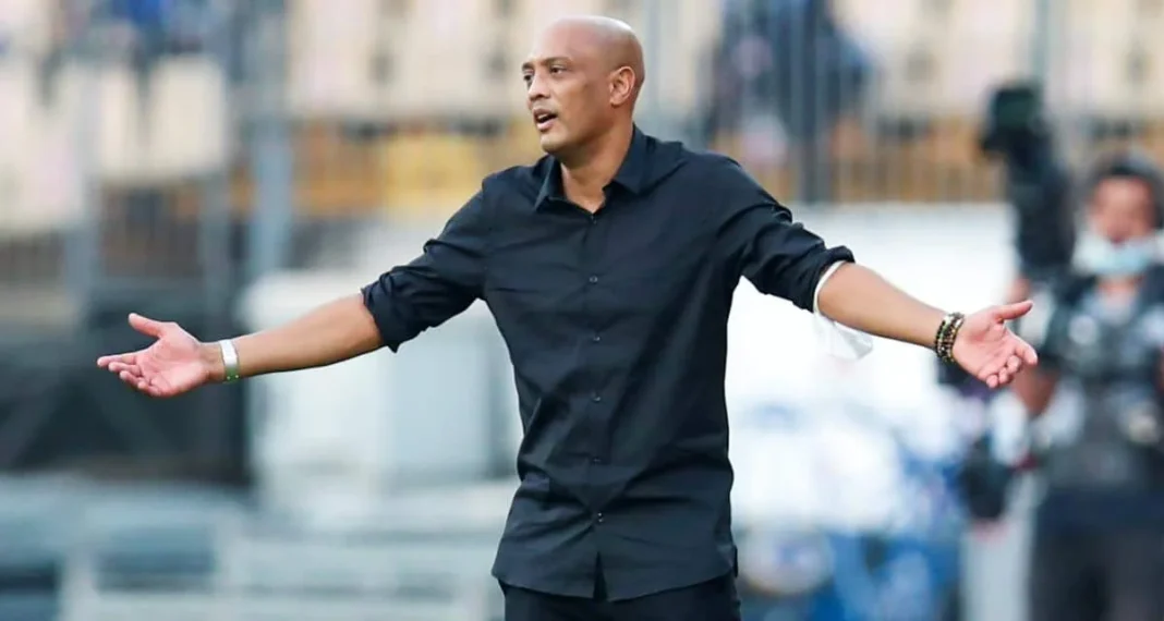Entraîneur de la Mauritanie gesticulant lors d'un match de football.