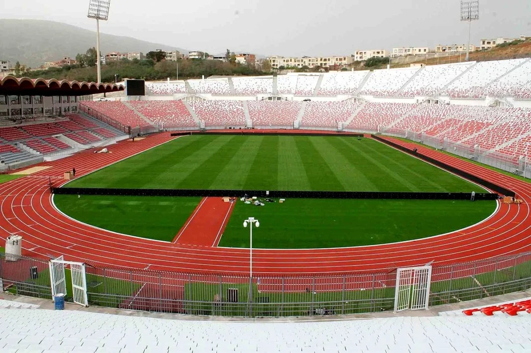 CAF CC : Les Libyens seront en Algérie le dimanche prochain Stade de football vide avec piste d'athlétisme et gradins.