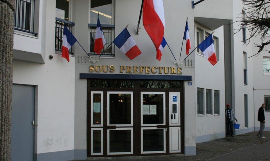 Nouveaux pouvoirs des préfets pour les Algériens de France dans le contexte de l’immigration Entrée d'une sous-préfecture avec drapeaux français.