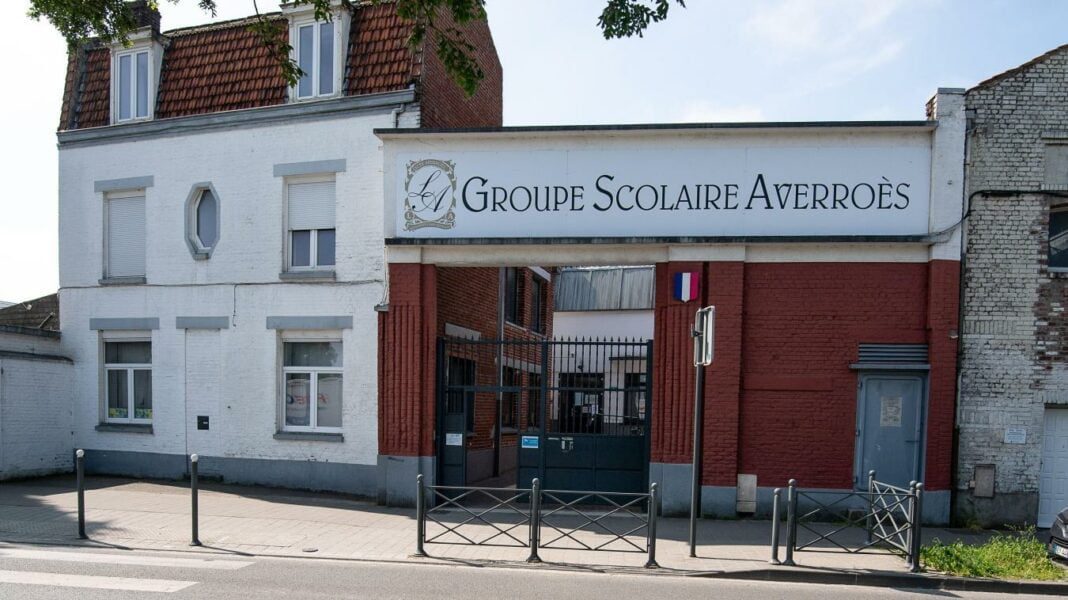 Fin des subventions pour Averroès : Le premier Lycée Musulman de France menacé de Fermeture Entrée du lycée musulman Averroès à Lille, France, avec panneau et portail.