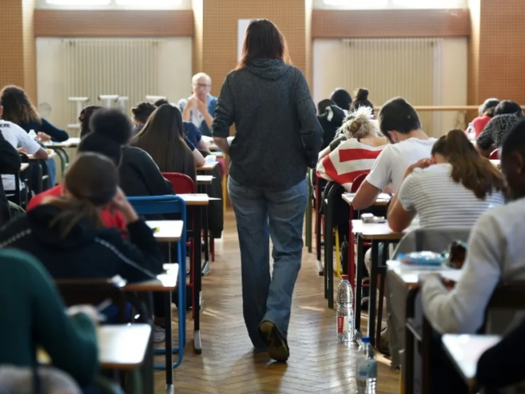 Salle d'examen scolaire en France Étudiants en examen dans une salle de classe en France.