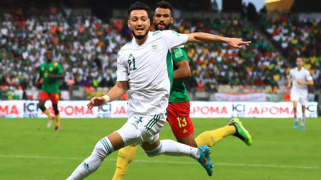 Revivre l’épopée : Algérie vs Cameroun, un duel incontournable en préparation pour la CAN 2023! Joueur algérien célèbre lors du match contre le Cameroun.