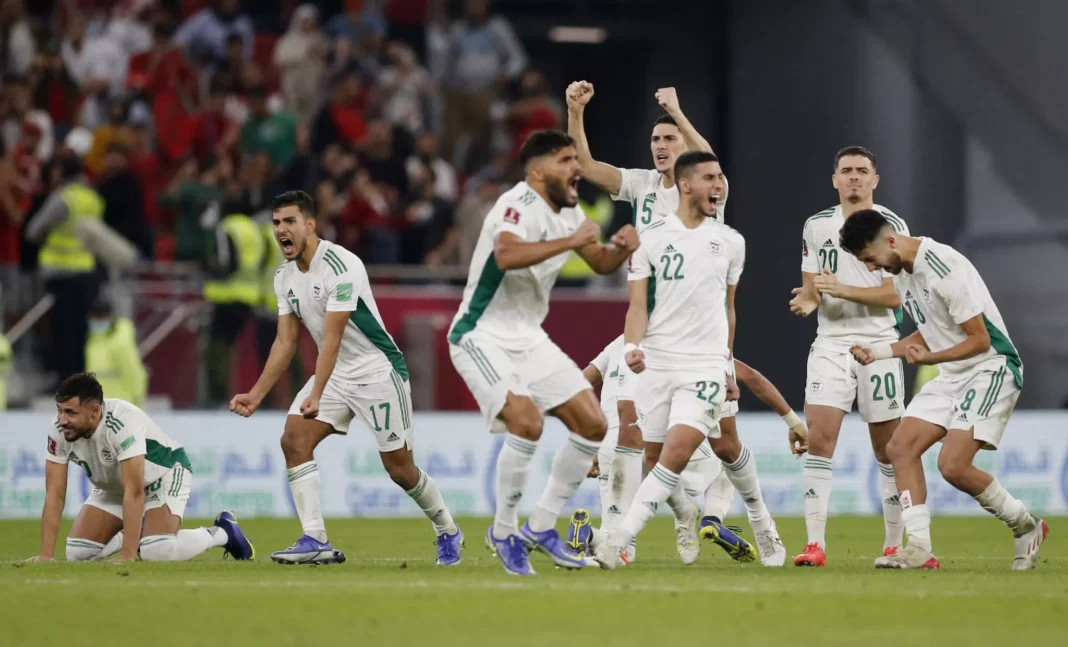 Algérie en célébration lors d'un match Équipe nationale d'Algérie célébrant une victoire en football.