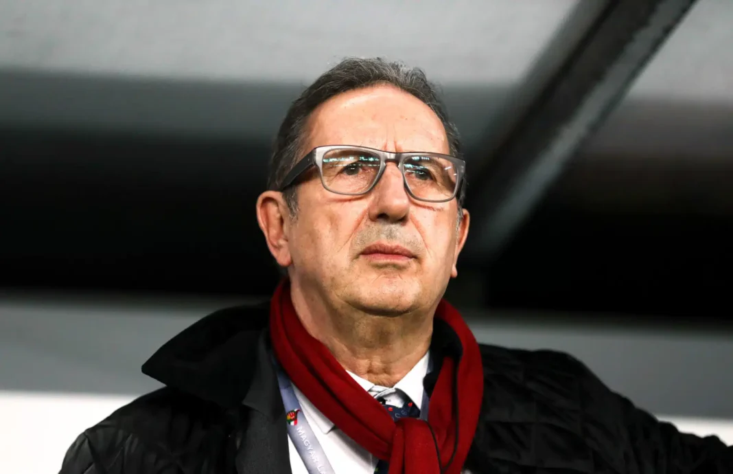 CAN 2023 :le précieux conseil de Georges Leekens aux Fennecs Georges Leekens, entraîneur des Fennecs, lors d'une compétition de football.