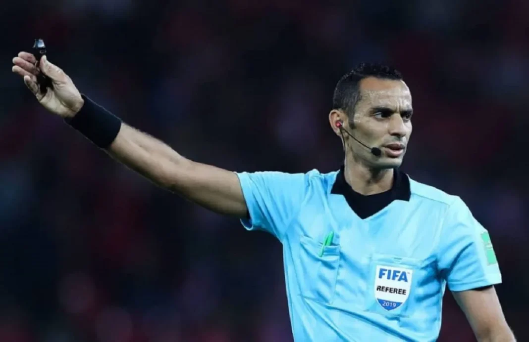 CAN 2023 : Voici la liste des cinq arbitres algériens retenus Arbitre FIFA en pleine décision lors d'un match de football.