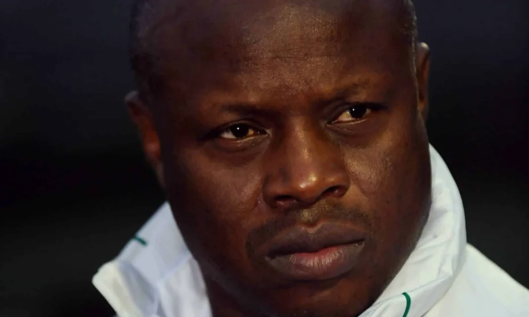 CAN 2023 : le Maroc et l’Algérie sont les grands favoris selon ce cadre Sénégalais Homme sénégalais concentré, regard sérieux, portant une veste blanche.