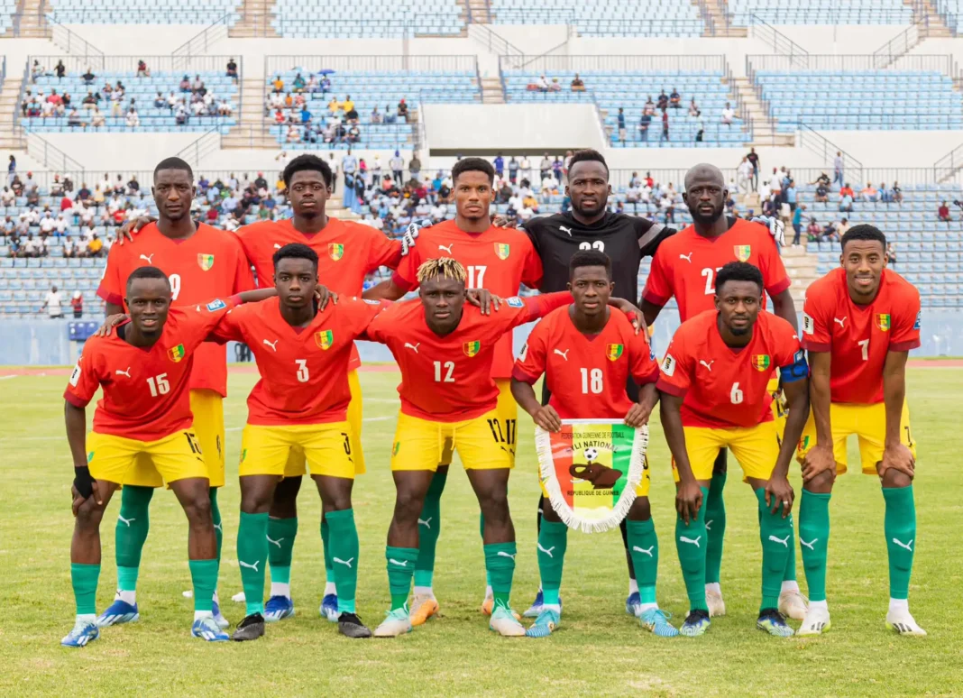 CAN 2023 : pour une affaire de maillot volé, un joueur Guinéen privé de participation Groupe de joueurs de football guinéens en équipe nationale.