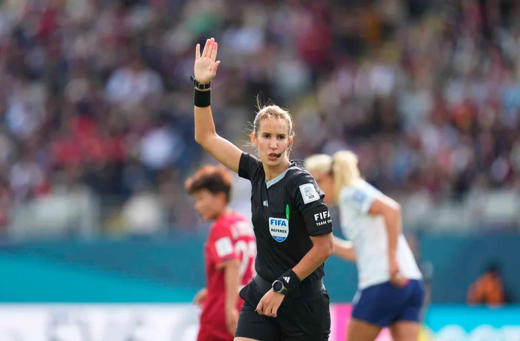Arbitre centrale lors de la CAN 2023 Arbitre féminine en action lors de la CAN 2023 au Maroc.