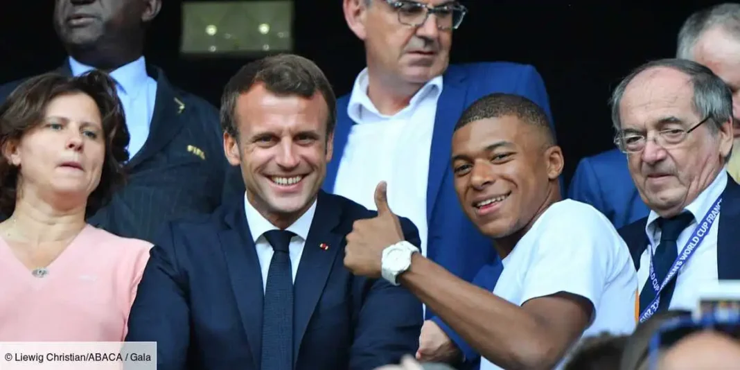 Ce n’est plus Kylian Mbappe ! Découvrez le nouveau chouchou de Macron Jeune homme souriant avec Macron lors d'un événement officiel.