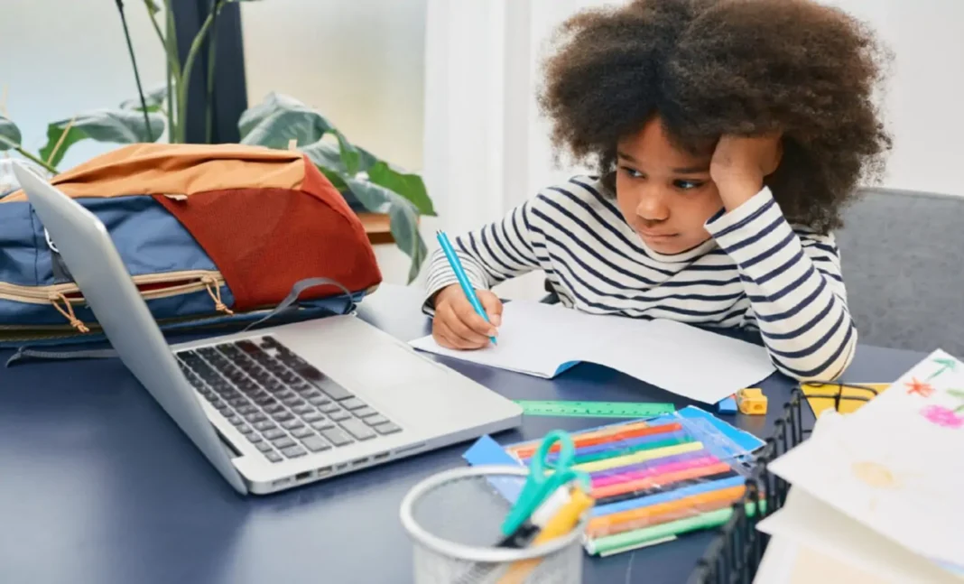 Création d’une école pour la diaspora : l’Algérie en marche vers une révolution inédite dans le secteur de l’éducation Jeune fille studieuse avec ordinateur et fournitures scolaires.