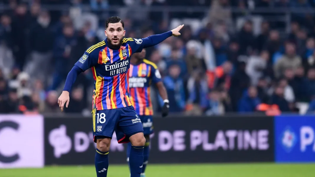 Daniel Riolo, »Cherki…c’est niveau CP…c’est un ventilateur » Joueur de football en action sur le terrain avec supporters en arrière-plan.