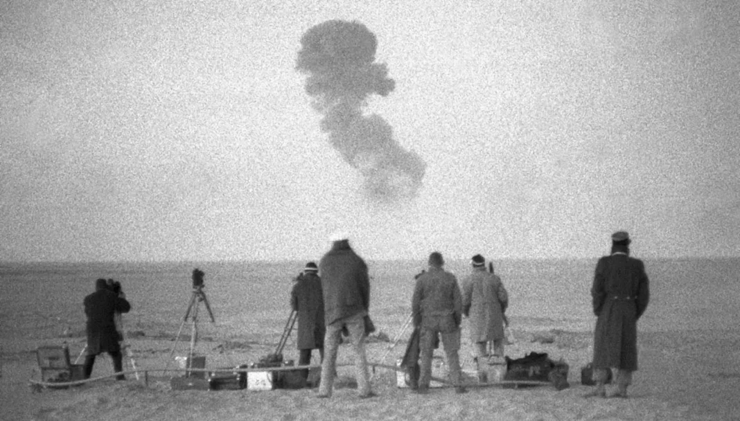 Essais nucléaires français : l’Algérie exige la reconnaissance des dommages crées Groupe de scientifiques observant une explosion nucléaire en mer.