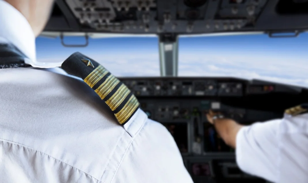 Et ça continue chez Volotea ! La compagnie recrute deux pilotes pour sa base à Lyon Pilote en uniforme dans le cockpit d'un avion en vol.