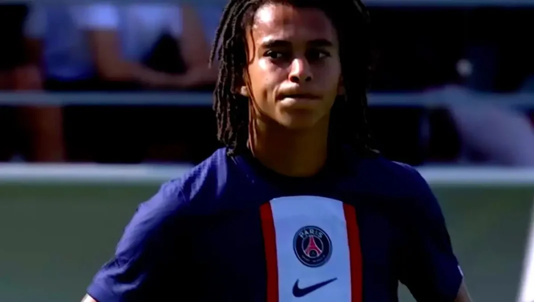 Nasser Al-Khelaïfi annonce la volonté de long terme d’Ethan Mbappé au PSG Ethan Mbappe en entraînement au PSG, portant le maillot du club.