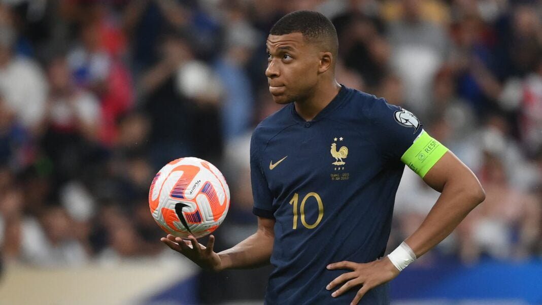 Kylian Mbappé est la 4e personnalité la plus citée dans les médias français en 2023 Kylian Mbappé portant le maillot de l'équipe de France avec le ballon.